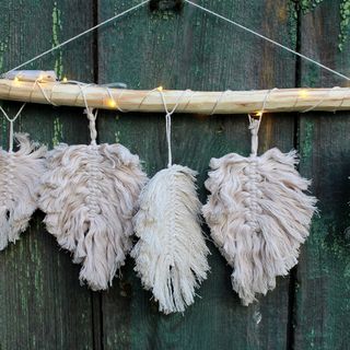 Ghirlanda luminosa con piume di macramè